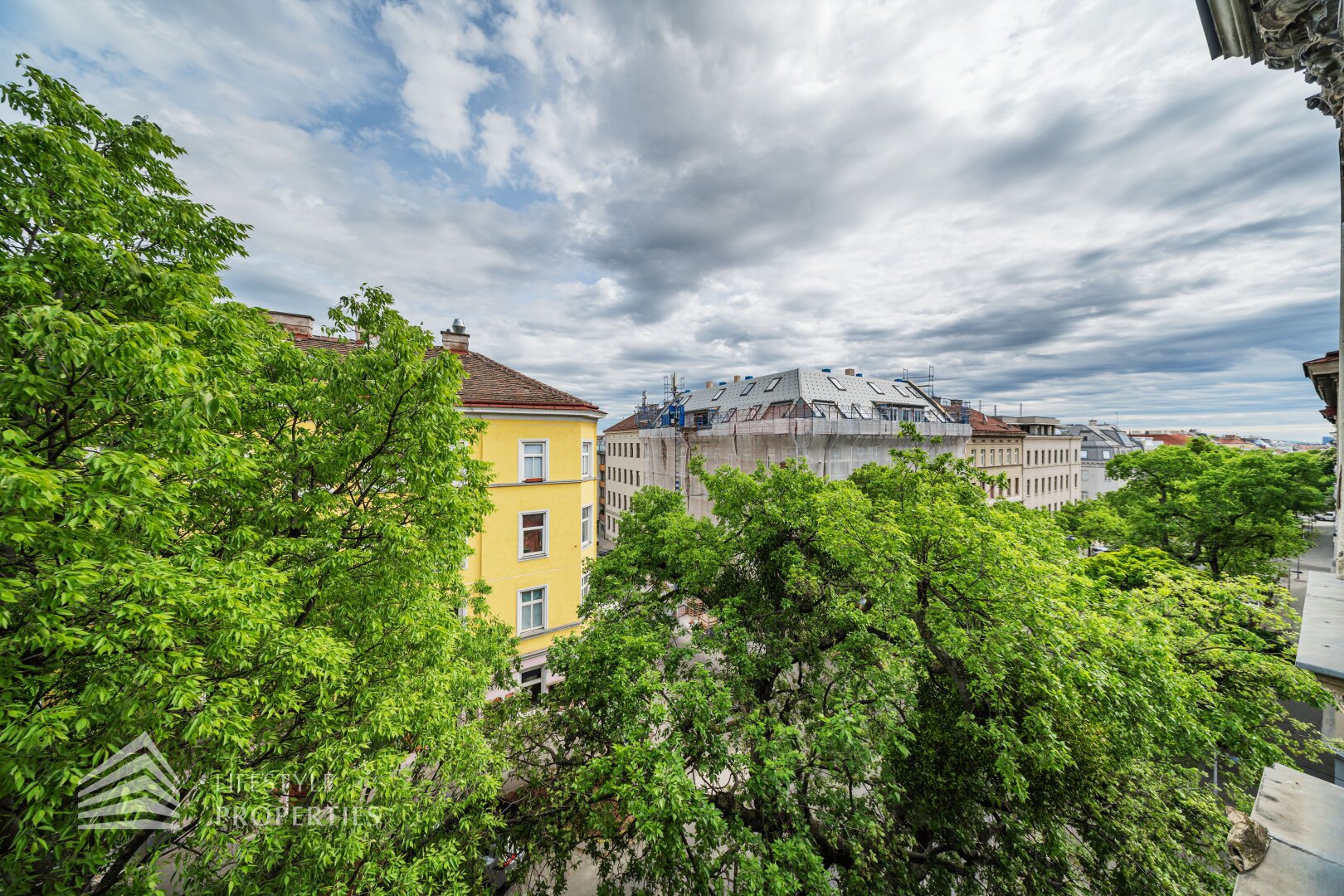 Sanierungsbedürftiges bestandsfreies Zinshaus mit Dachgeschoss, Nähe Thaliastraße