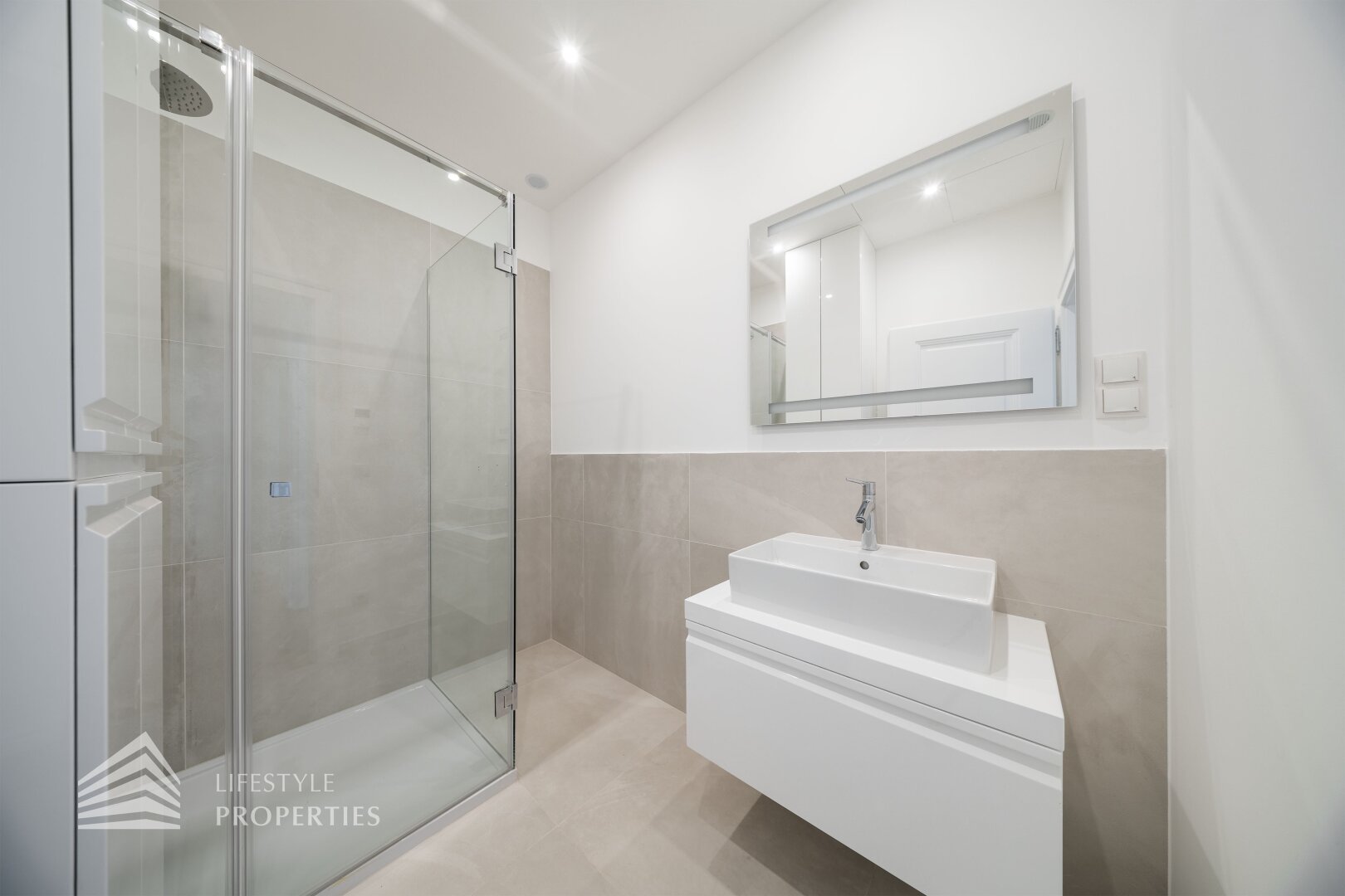 Erstbezug 4-Zimmer Wohnung mit Loggia, Nähe Neustiftgasse