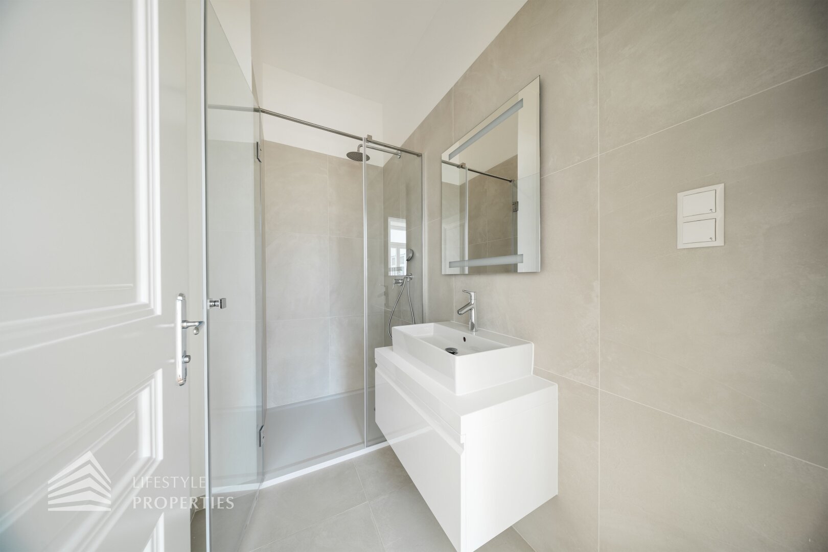Erstbezug 4-Zimmer Wohnung mit Loggia, Nähe Neustiftgasse