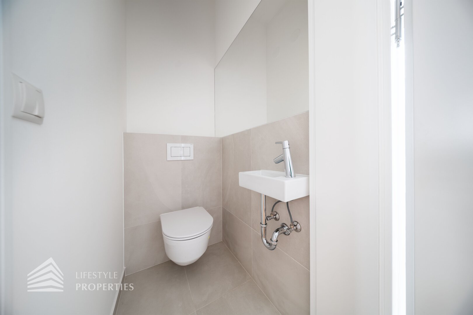 Erstbezug 4-Zimmer Wohnung mit Loggia, Nähe Neustiftgasse
