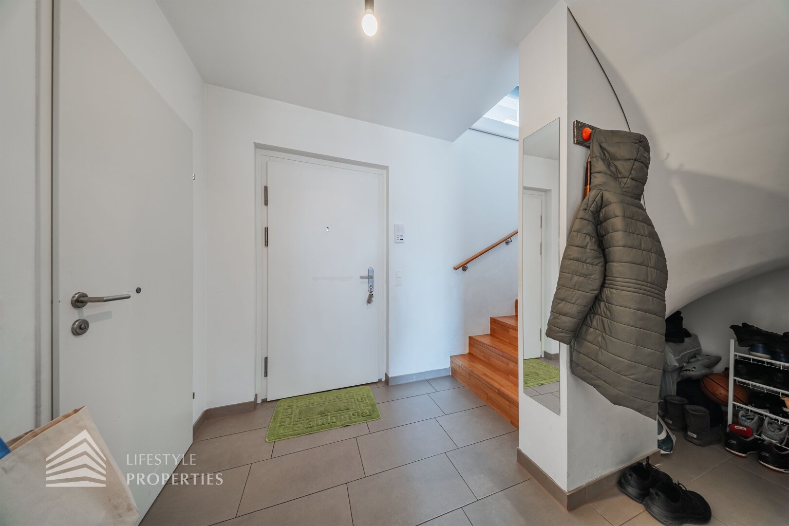 Modernes Townhouse nahe der UNO-City - Urbanes Wohnen mit Gartenidylle