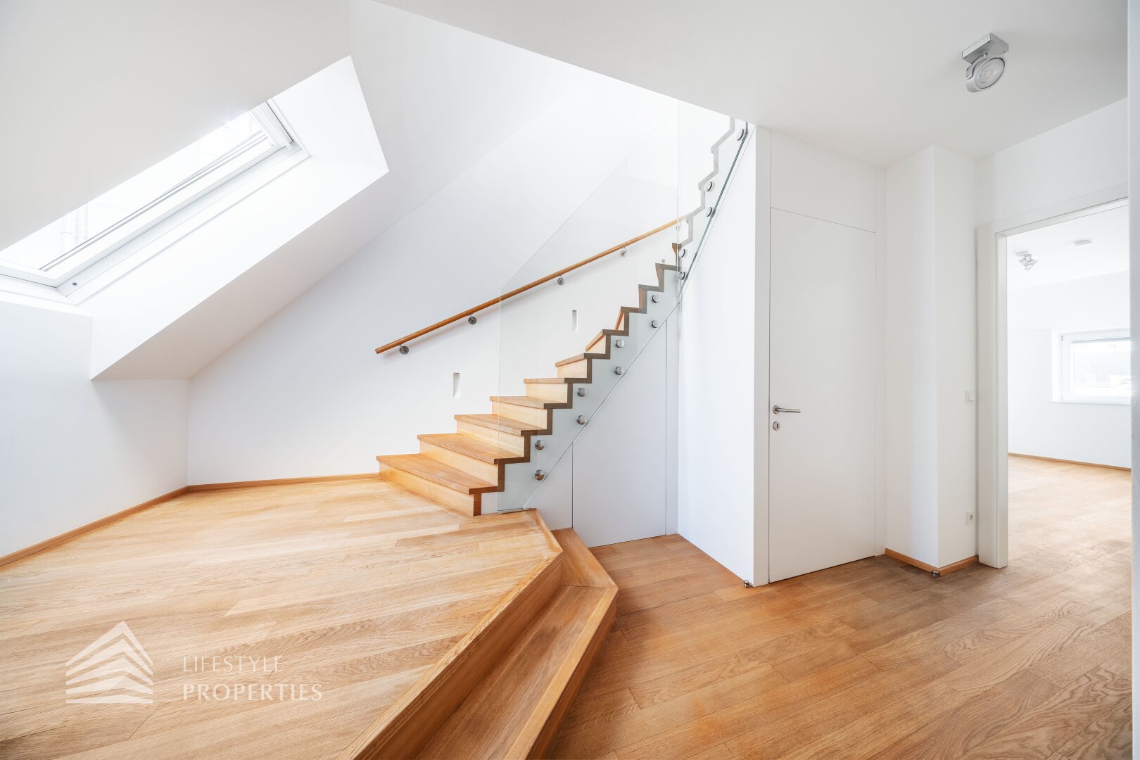 Lichtdurchflutete 4-Zimmer Maisonette-Penthouse Wohnung mit Weitblick und Terrassen!