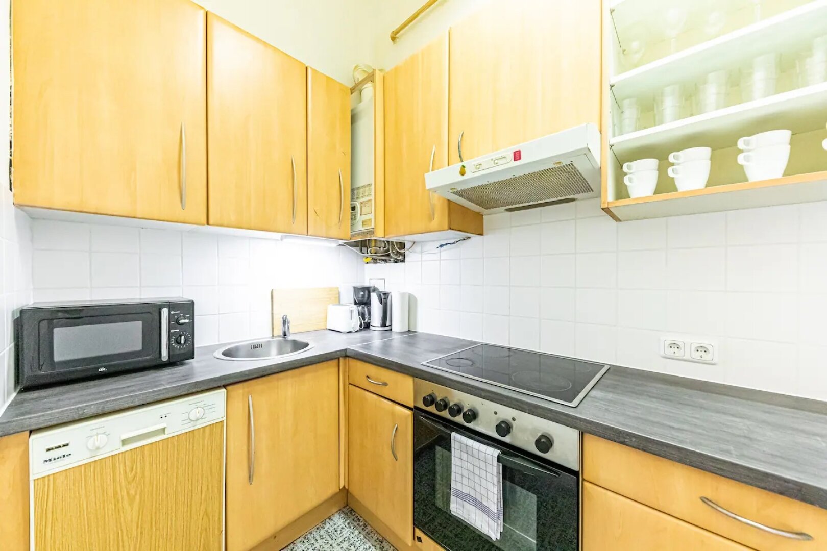 helle, sanierte 2-Zimmerwohnung in U3-Nähe