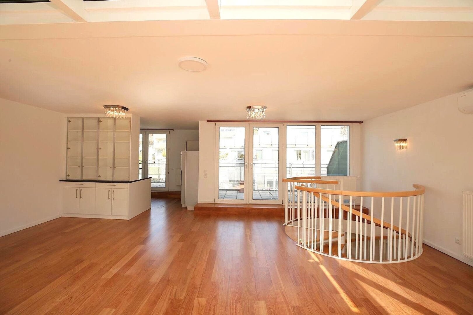 TOP PREIS !!! - KEINE SCHRÄGEN, Wohnfläche ca. 128,61 m² ist voll nutzbar - 1 Gartenterrasse + 5 zusätzliche Terrassen + 1 Garagenplatz