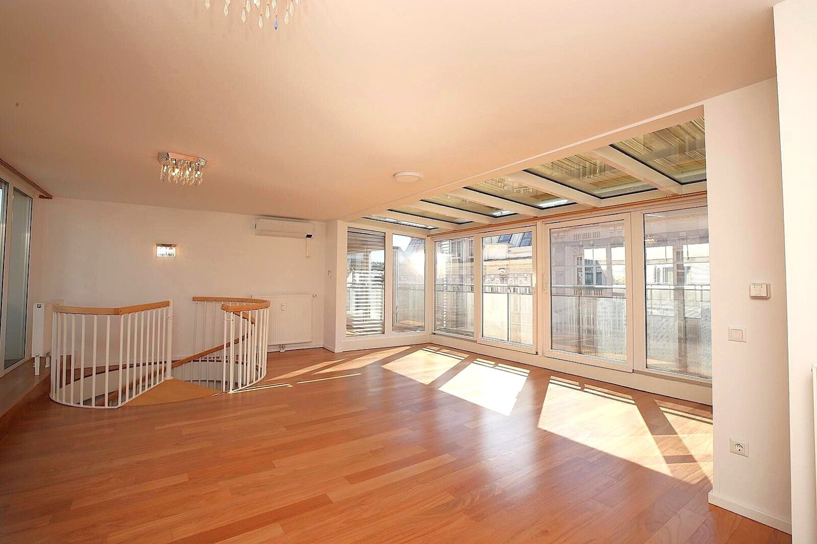 TOP PREIS !!! - KEINE SCHRÄGEN, Wohnfläche ca. 128,61 m² ist voll nutzbar - 1 Gartenterrasse + 5 zusätzliche Terrassen + 1 Garagenplatz