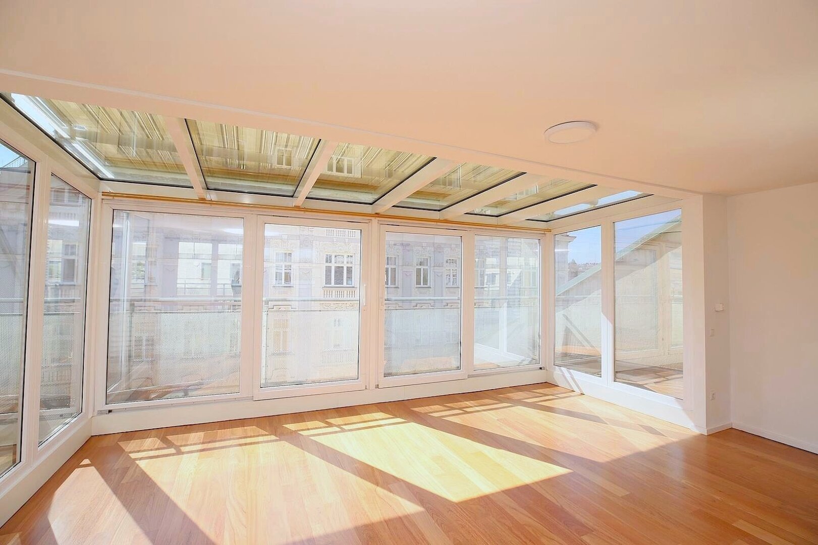 TOP PREIS !!! - KEINE SCHRÄGEN, Wohnfläche ca. 128,61 m² ist voll nutzbar - 1 Gartenterrasse + 5 zusätzliche Terrassen + 1 Garagenplatz