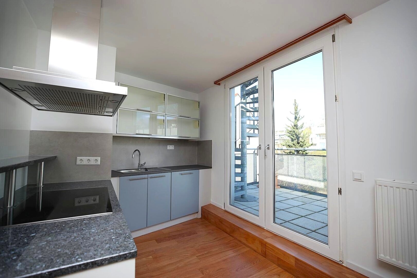 TOP PREIS !!! - KEINE SCHRÄGEN, Wohnfläche ca. 128,61 m² ist voll nutzbar - 1 Gartenterrasse + 5 zusätzliche Terrassen + 1 Garagenplatz