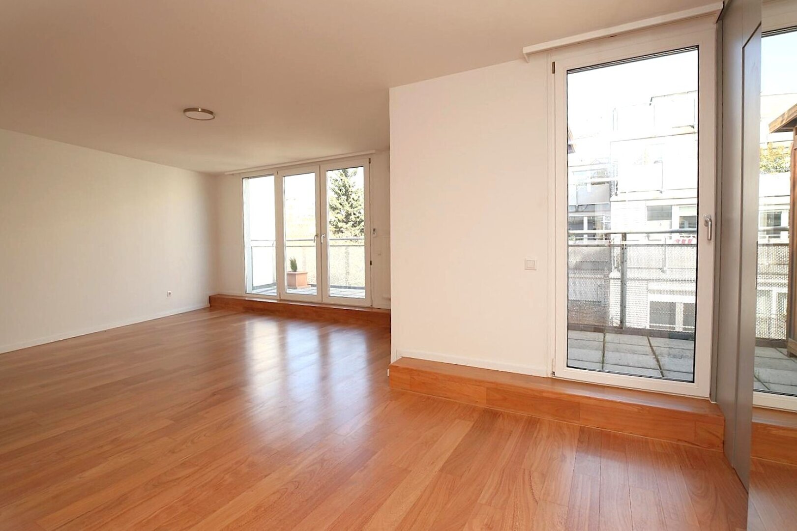 TOP PREIS !!! - KEINE SCHRÄGEN, Wohnfläche ca. 128,61 m² ist voll nutzbar - 1 Gartenterrasse + 5 zusätzliche Terrassen + 1 Garagenplatz