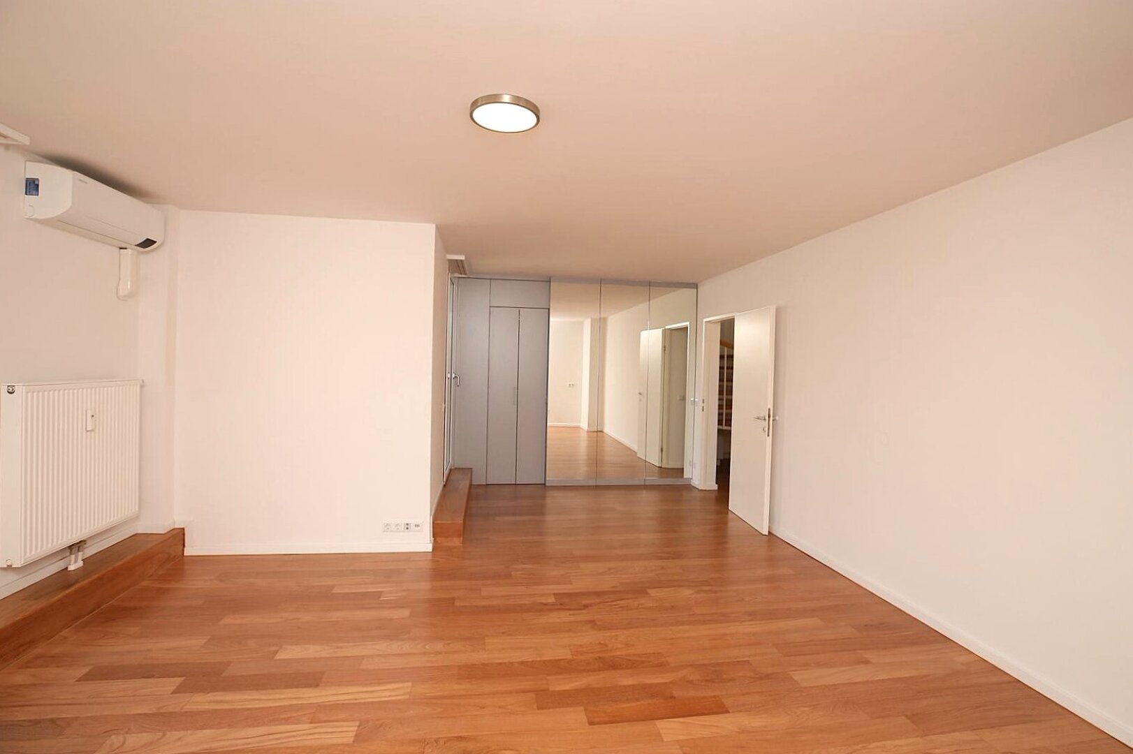 TOP PREIS !!! - KEINE SCHRÄGEN, Wohnfläche ca. 128,61 m² ist voll nutzbar - 1 Gartenterrasse + 5 zusätzliche Terrassen + 1 Garagenplatz