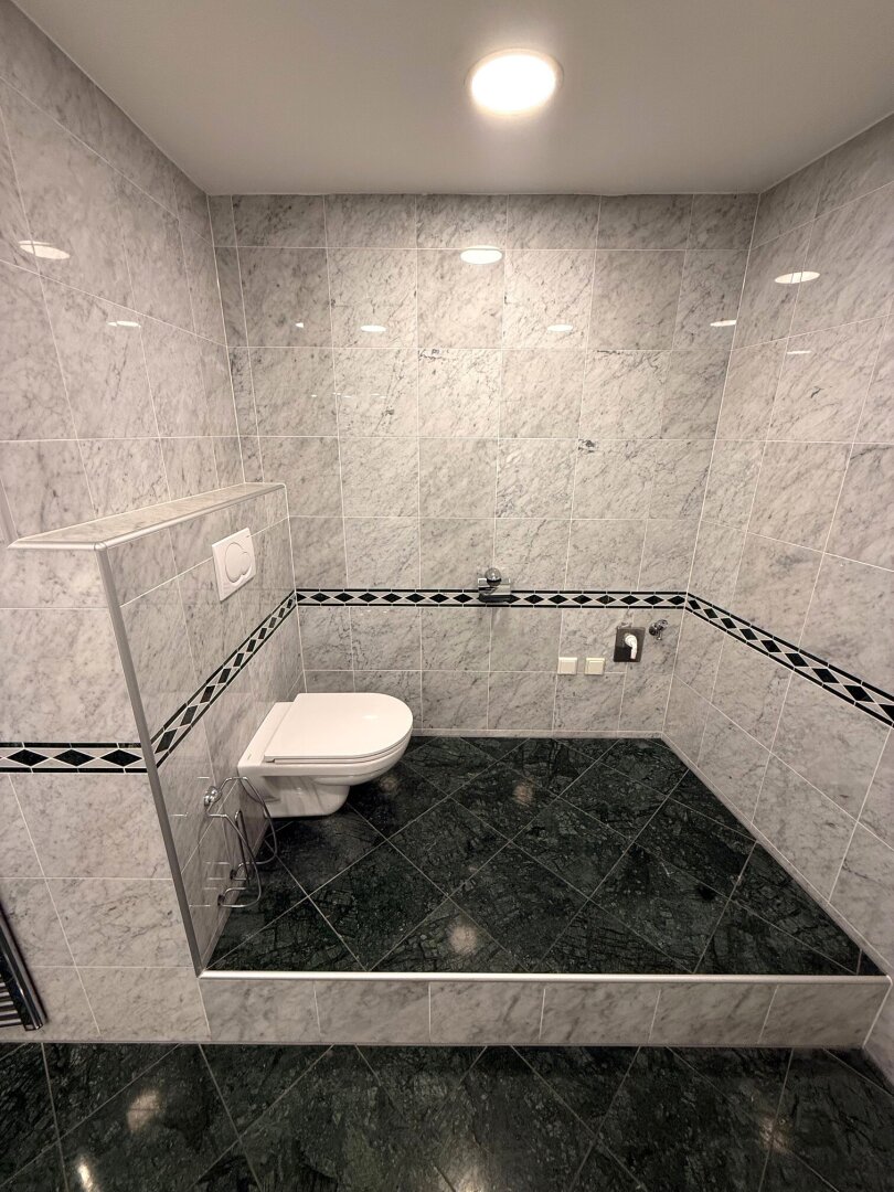 TOP PREIS !!! - KEINE SCHRÄGEN, Wohnfläche ca. 128,61 m² ist voll nutzbar - 1 Gartenterrasse + 5 zusätzliche Terrassen + 1 Garagenplatz