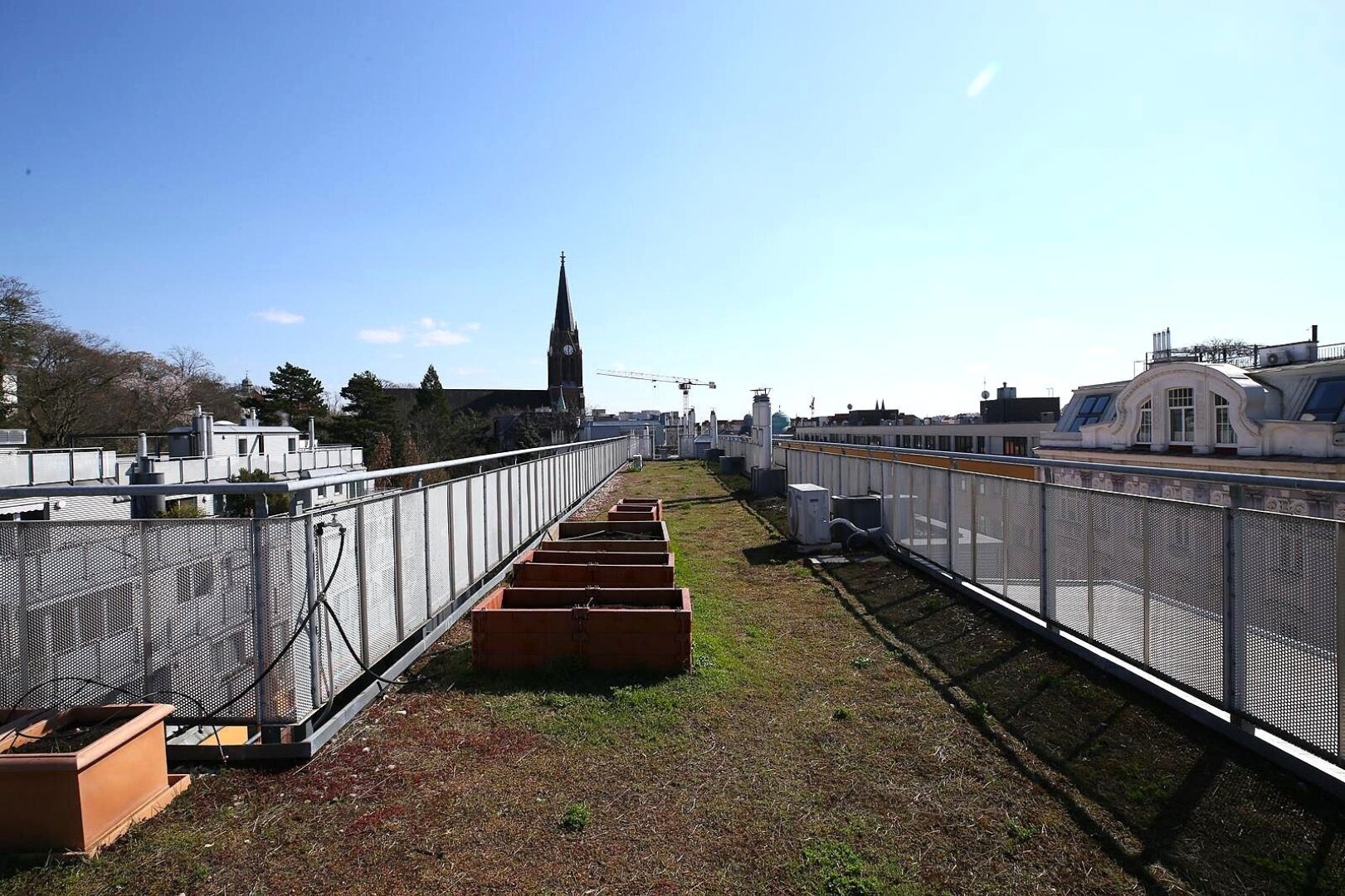 TOP PREIS !!! - KEINE SCHRÄGEN, Wohnfläche ca. 128,61 m² ist voll nutzbar - 1 Gartenterrasse + 5 zusätzliche Terrassen + 1 Garagenplatz