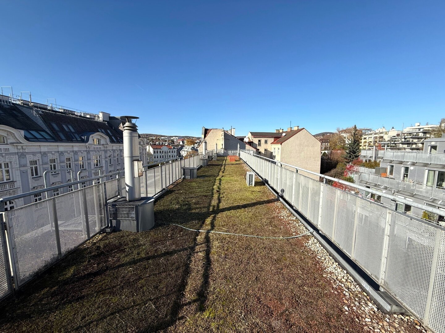 TOP PREIS !!! - KEINE SCHRÄGEN, Wohnfläche ca. 128,61 m² ist voll nutzbar - 1 Gartenterrasse + 5 zusätzliche Terrassen + 1 Garagenplatz