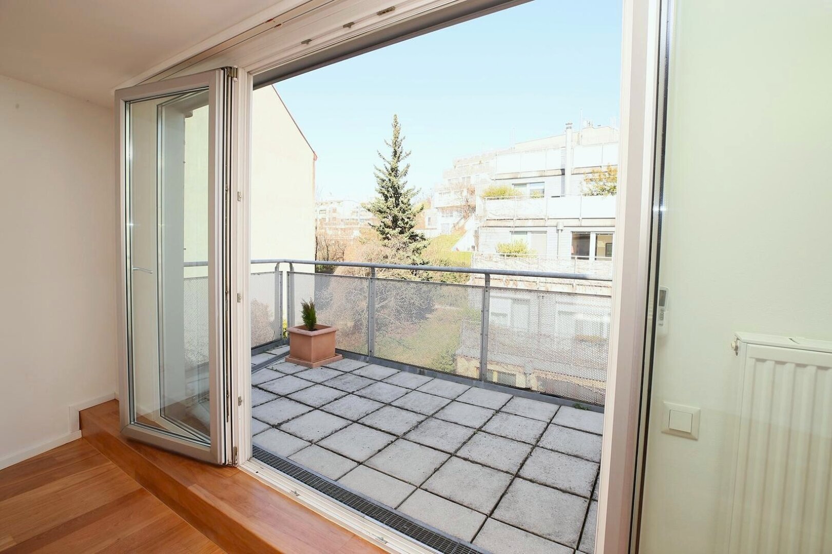 TOP PREIS !!! - KEINE SCHRÄGEN, Wohnfläche ca. 128,61 m² ist voll nutzbar - 1 Gartenterrasse + 5 zusätzliche Terrassen + 1 Garagenplatz