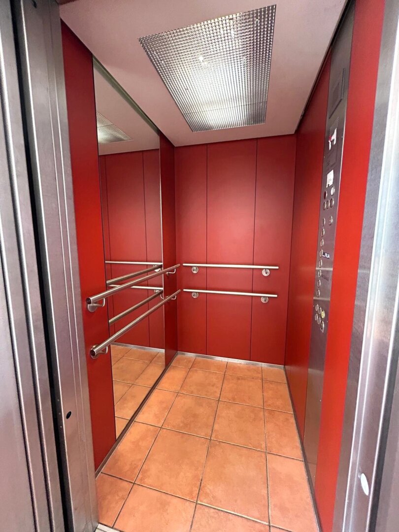 TOP PREIS !!! - KEINE SCHRÄGEN, Wohnfläche ca. 128,61 m² ist voll nutzbar - 1 Gartenterrasse + 5 zusätzliche Terrassen + 1 Garagenplatz