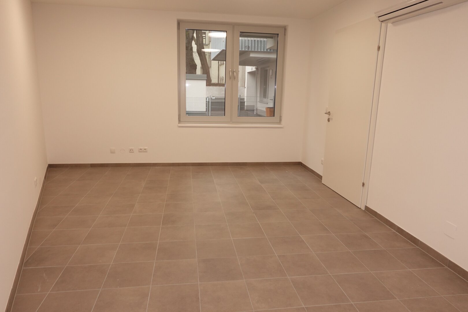 110 m² Geschäftslokal plus 36 m² Lager - ERSTBEZUG