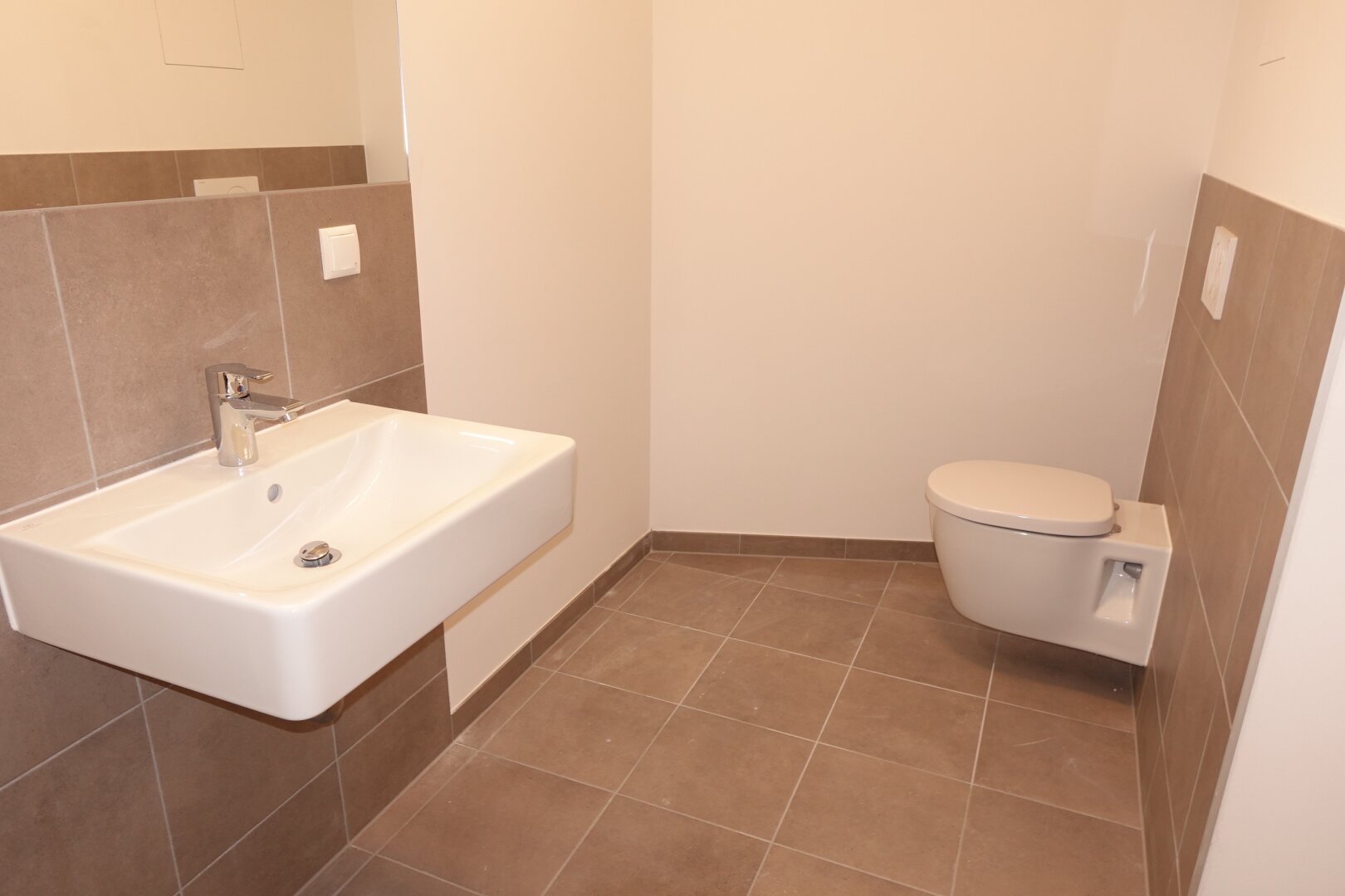 110 m² Geschäftslokal plus 36 m² Lager - ERSTBEZUG