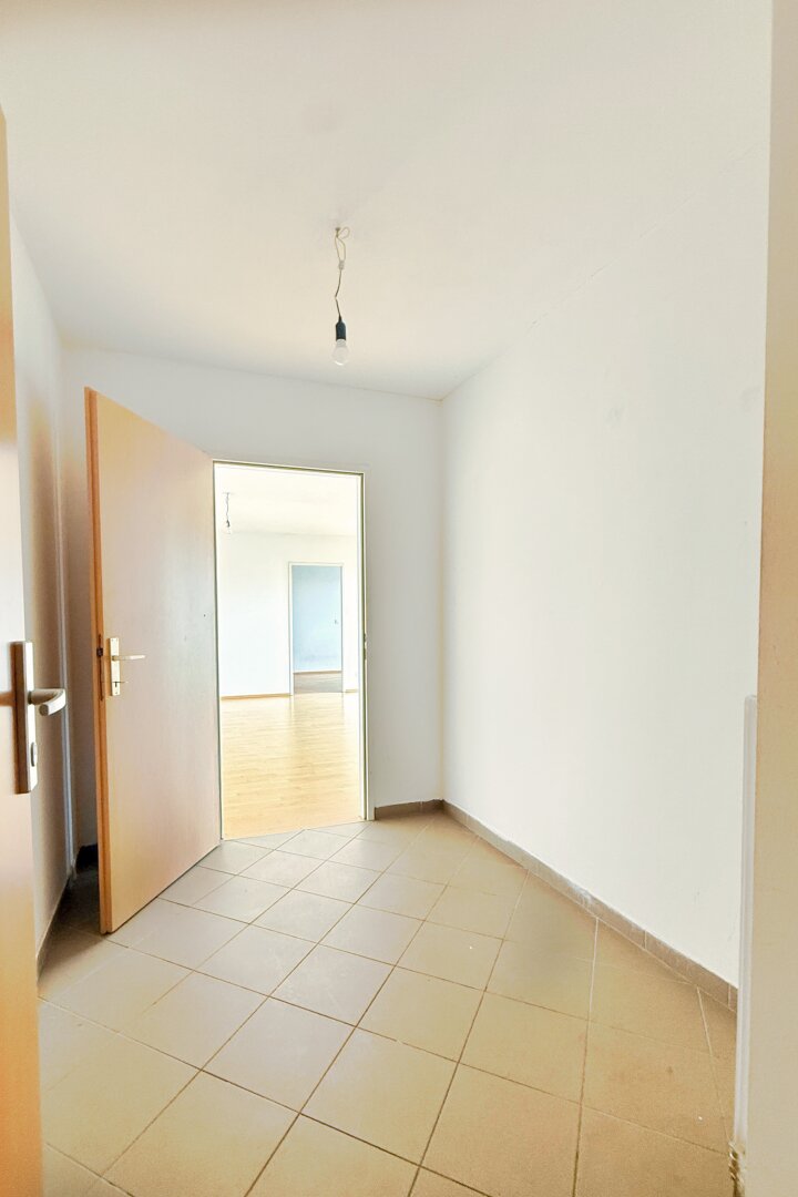 Super Raumaufteilung: 4 Zimmer DG-Wohnung mit Terrasse