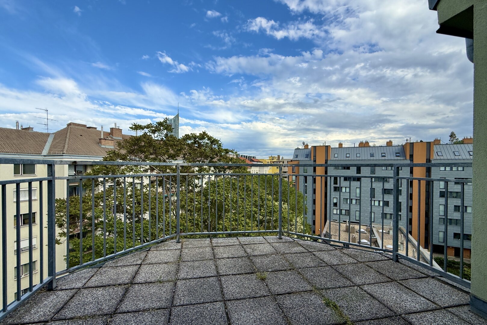 Super Raumaufteilung: 4 Zimmer DG-Wohnung mit Terrasse