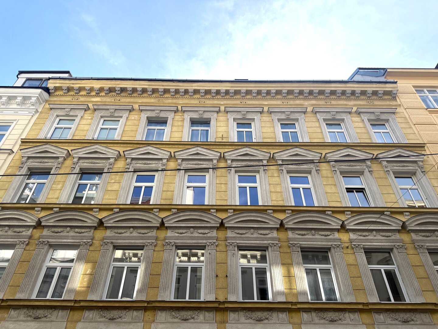 PREISGÜNSTIG NUR €  3.800 pro m² - 2 Zimmer Altbauwohnung nächst Mariahilfer Straße/Westbahnhof