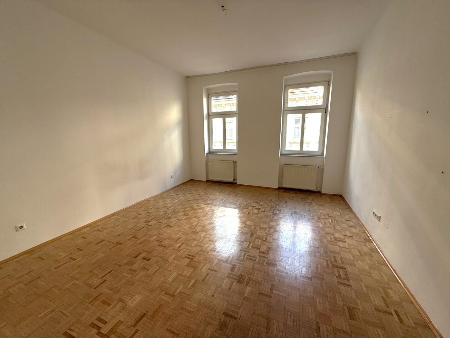 PREISGÜNSTIG NUR €  3.800 pro m² - 2 Zimmer Altbauwohnung nächst Mariahilfer Straße/Westbahnhof
