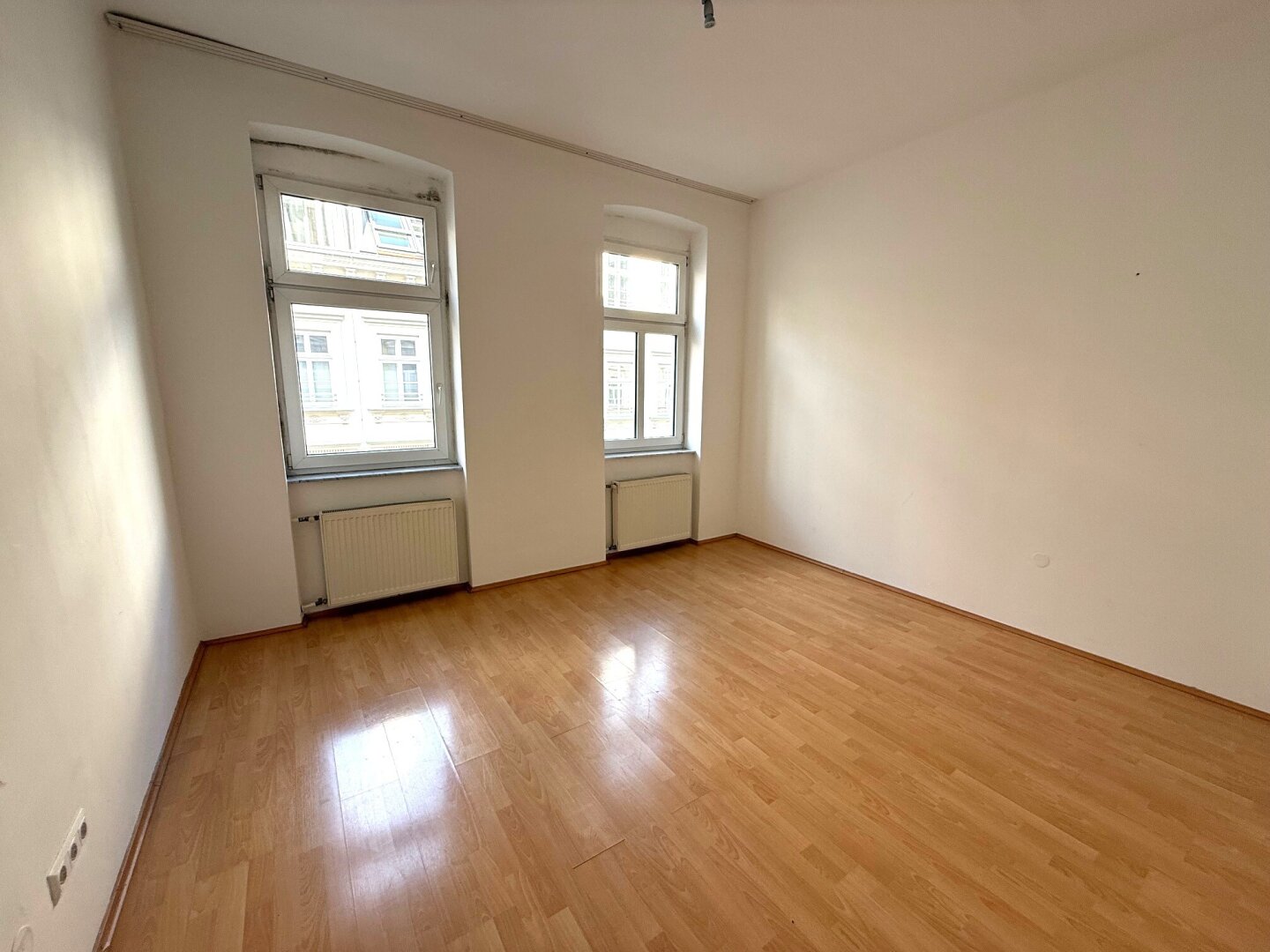 PREISGÜNSTIG NUR €  3.800 pro m² - 2 Zimmer Altbauwohnung nächst Mariahilfer Straße/Westbahnhof