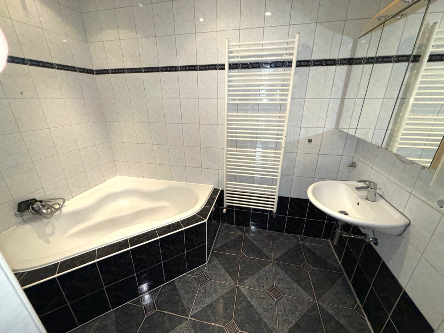 PREISGÜNSTIG NUR €  3.800 pro m² - 2 Zimmer Altbauwohnung nächst Mariahilfer Straße/Westbahnhof