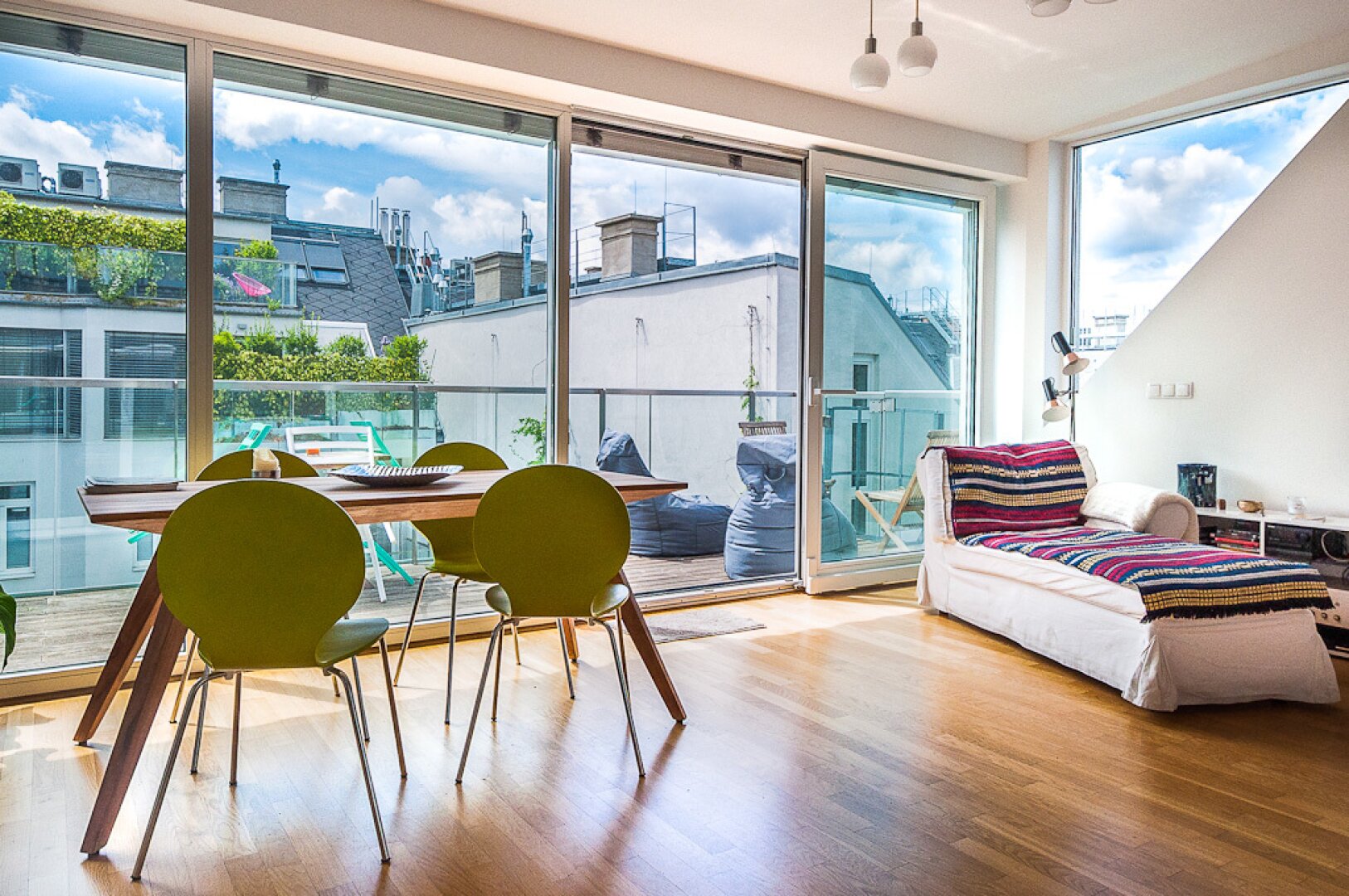 Rarität: Hochwertige 2 Zimmer Dachgeschoßwohnung mit Terrasse in Hofruhelage