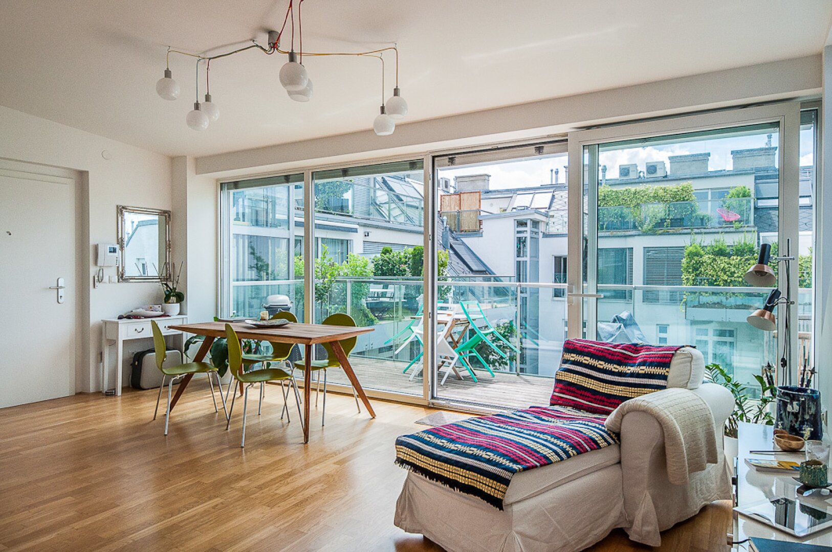 Rarität: Hochwertige 2 Zimmer Dachgeschoßwohnung mit Terrasse in Hofruhelage