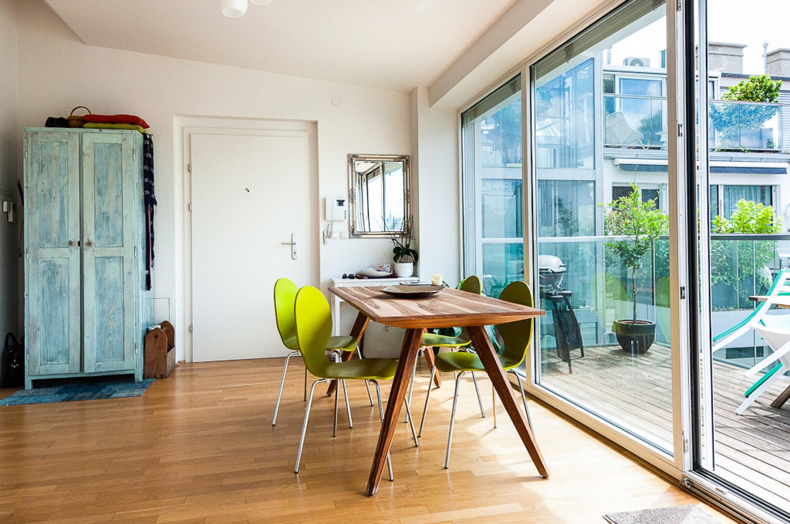 Rarität: Hochwertige 2 Zimmer Dachgeschoßwohnung mit Terrasse in Hofruhelage