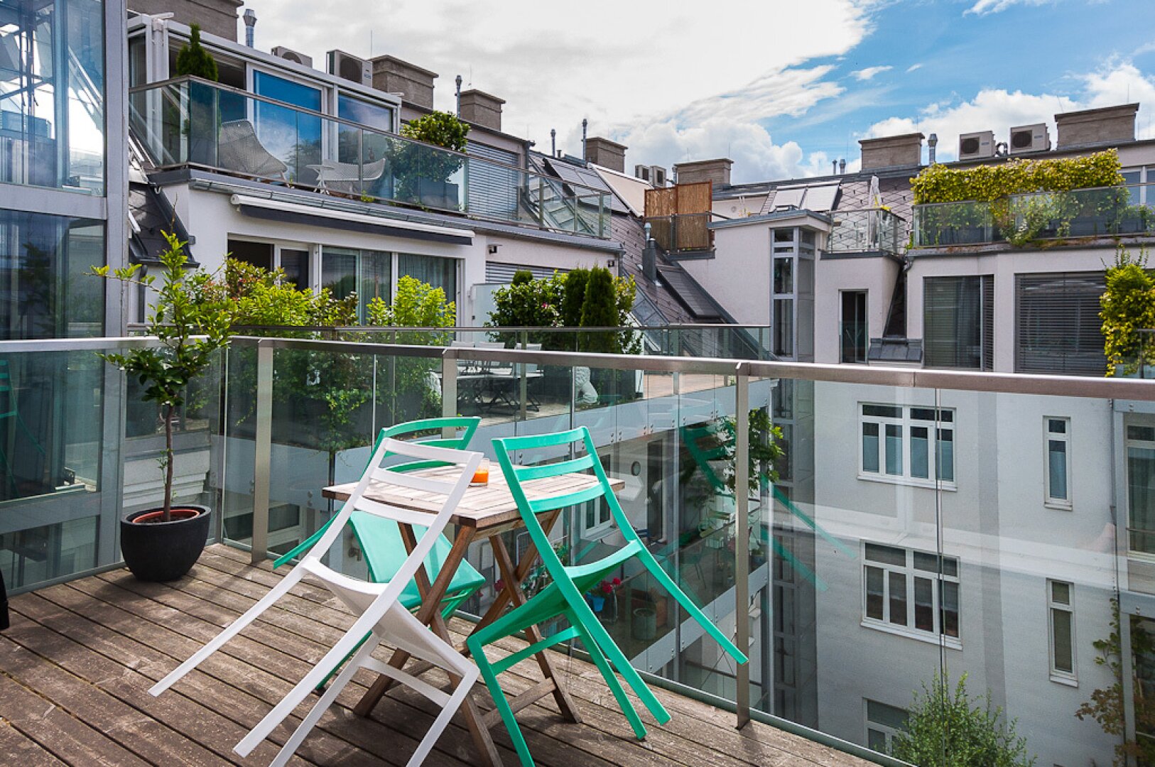 Rarität: Hochwertige 2 Zimmer Dachgeschoßwohnung mit Terrasse in Hofruhelage