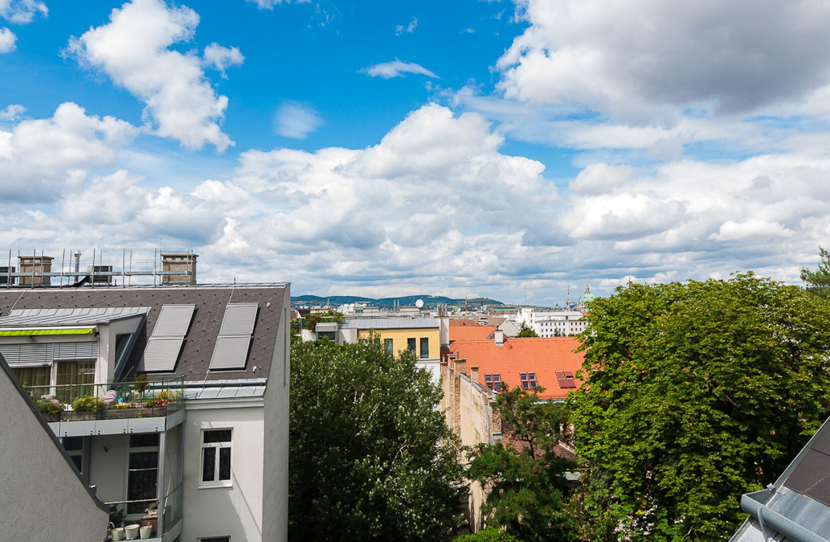Rarität: Hochwertige 2 Zimmer Dachgeschoßwohnung mit Terrasse in Hofruhelage