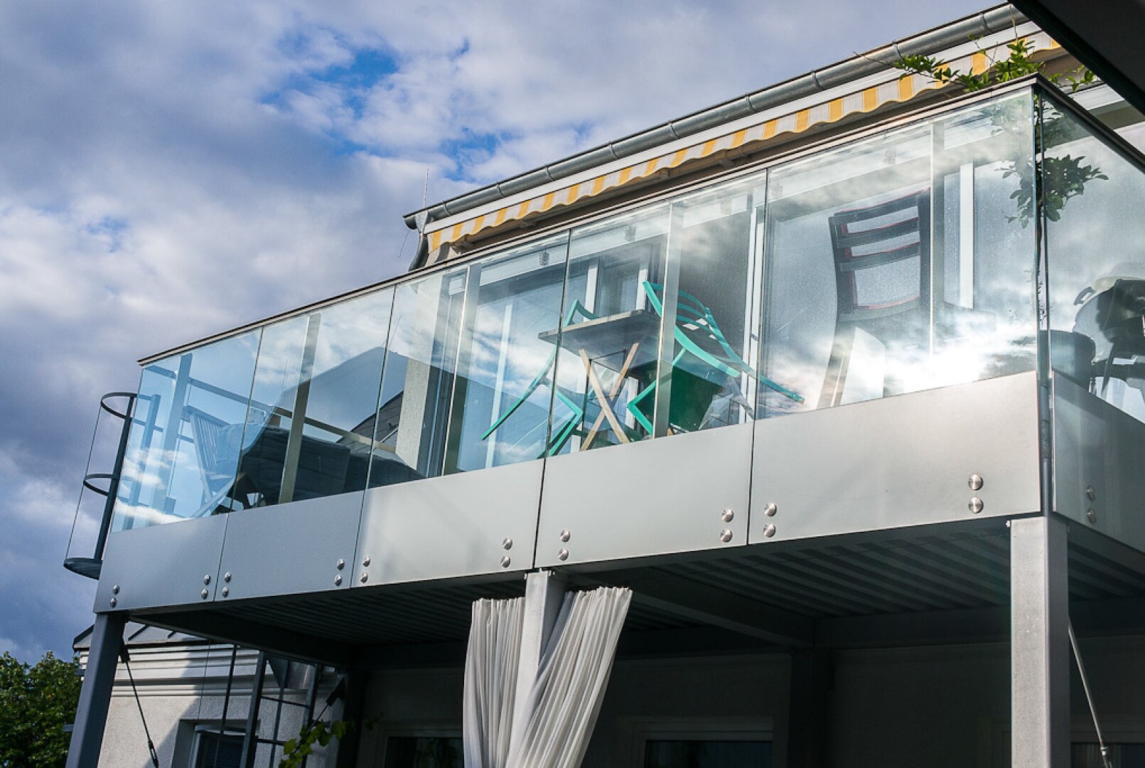 Rarität: Hochwertige 2 Zimmer Dachgeschoßwohnung mit Terrasse in Hofruhelage