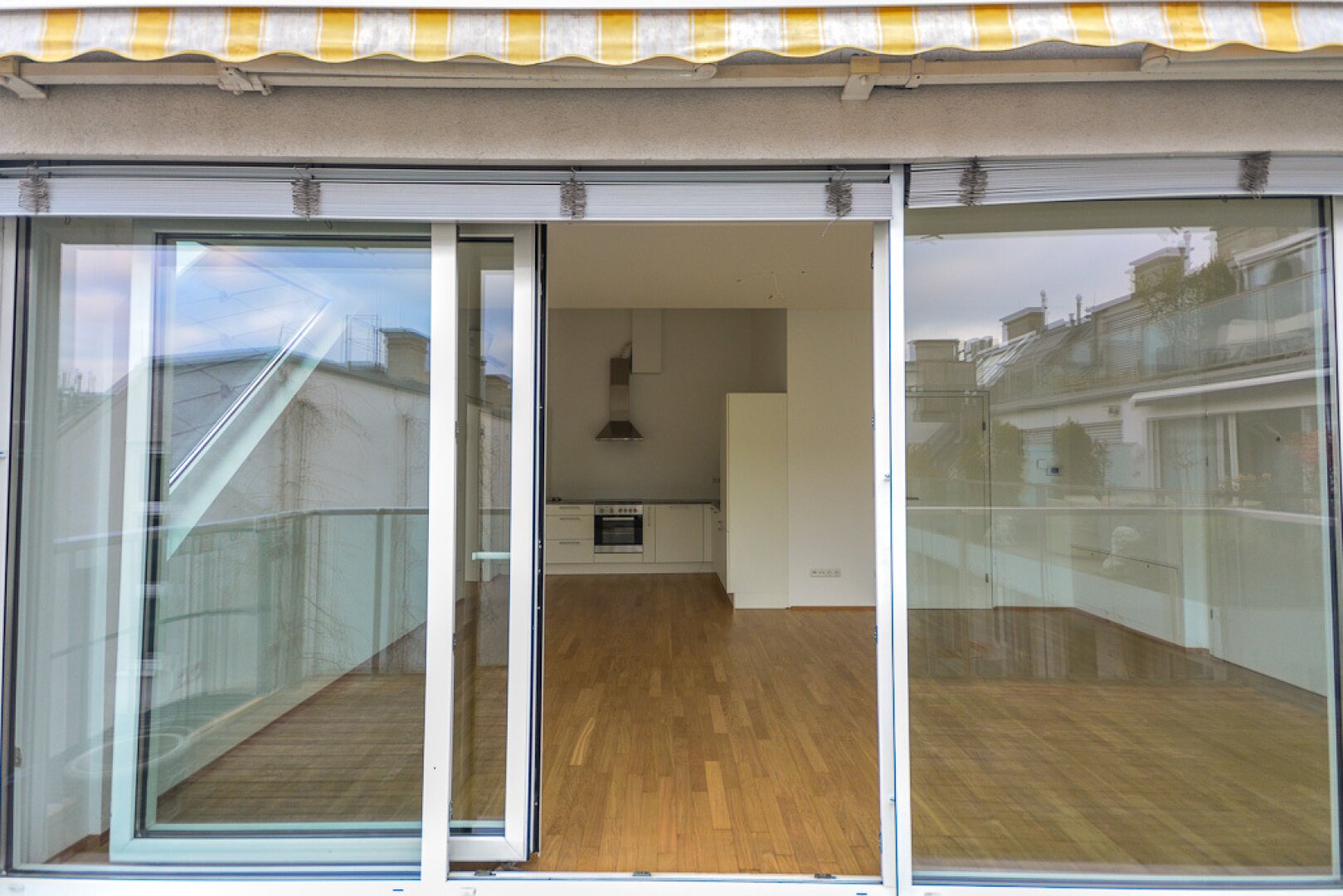 Rarität: Hochwertige 2 Zimmer Dachgeschoßwohnung mit Terrasse in Hofruhelage