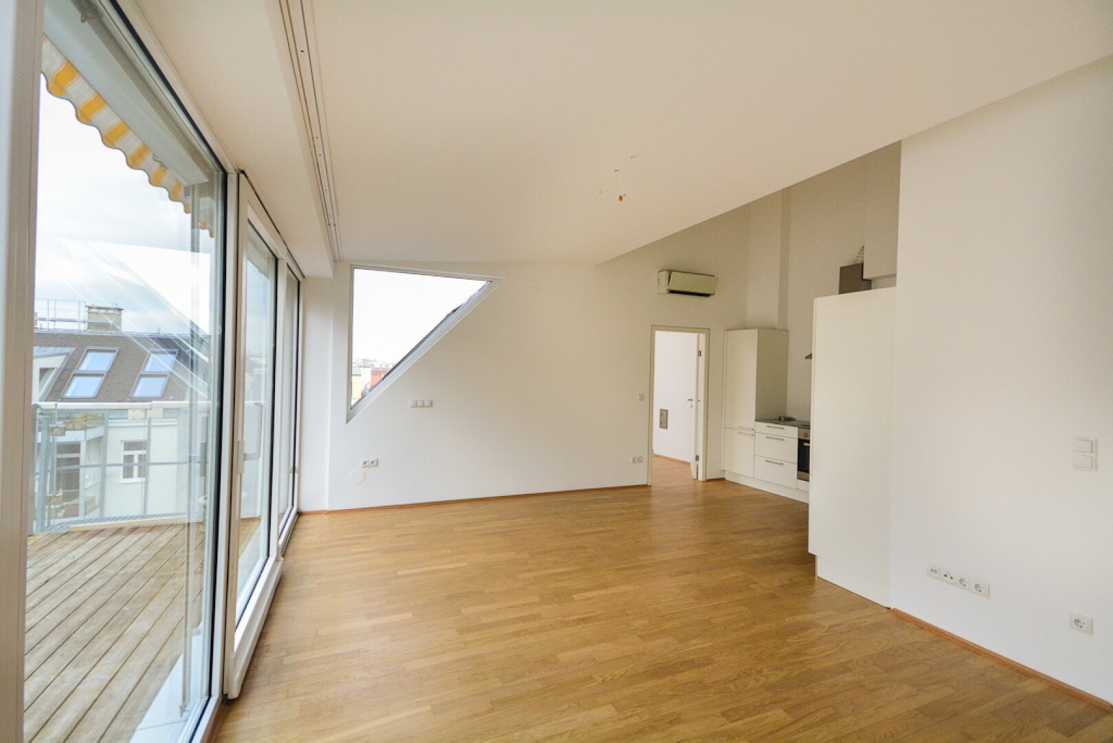 Rarität: Hochwertige 2 Zimmer Dachgeschoßwohnung mit Terrasse in Hofruhelage