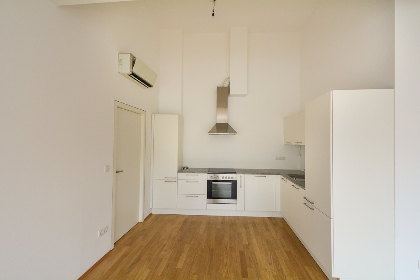 Rarität: Hochwertige 2 Zimmer Dachgeschoßwohnung mit Terrasse in Hofruhelage