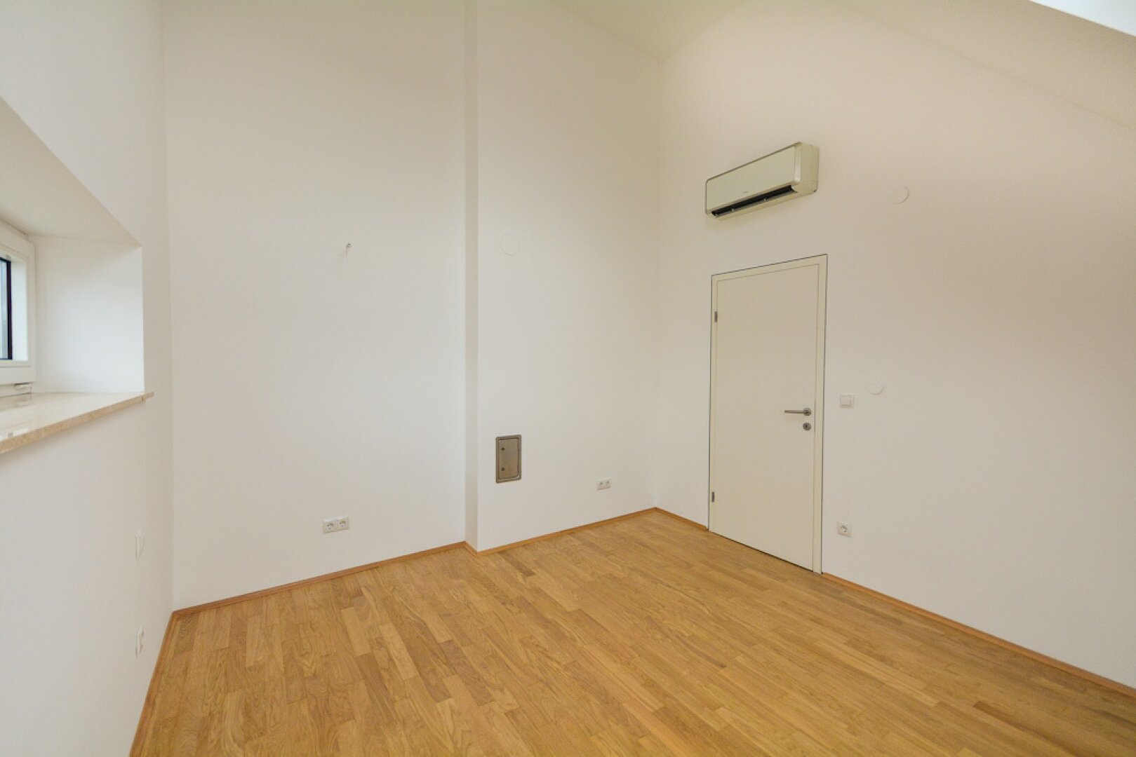 Rarität: Hochwertige 2 Zimmer Dachgeschoßwohnung mit Terrasse in Hofruhelage