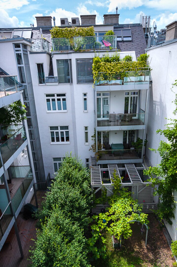 Rarität: Hochwertige 2 Zimmer Dachgeschoßwohnung mit Terrasse in Hofruhelage