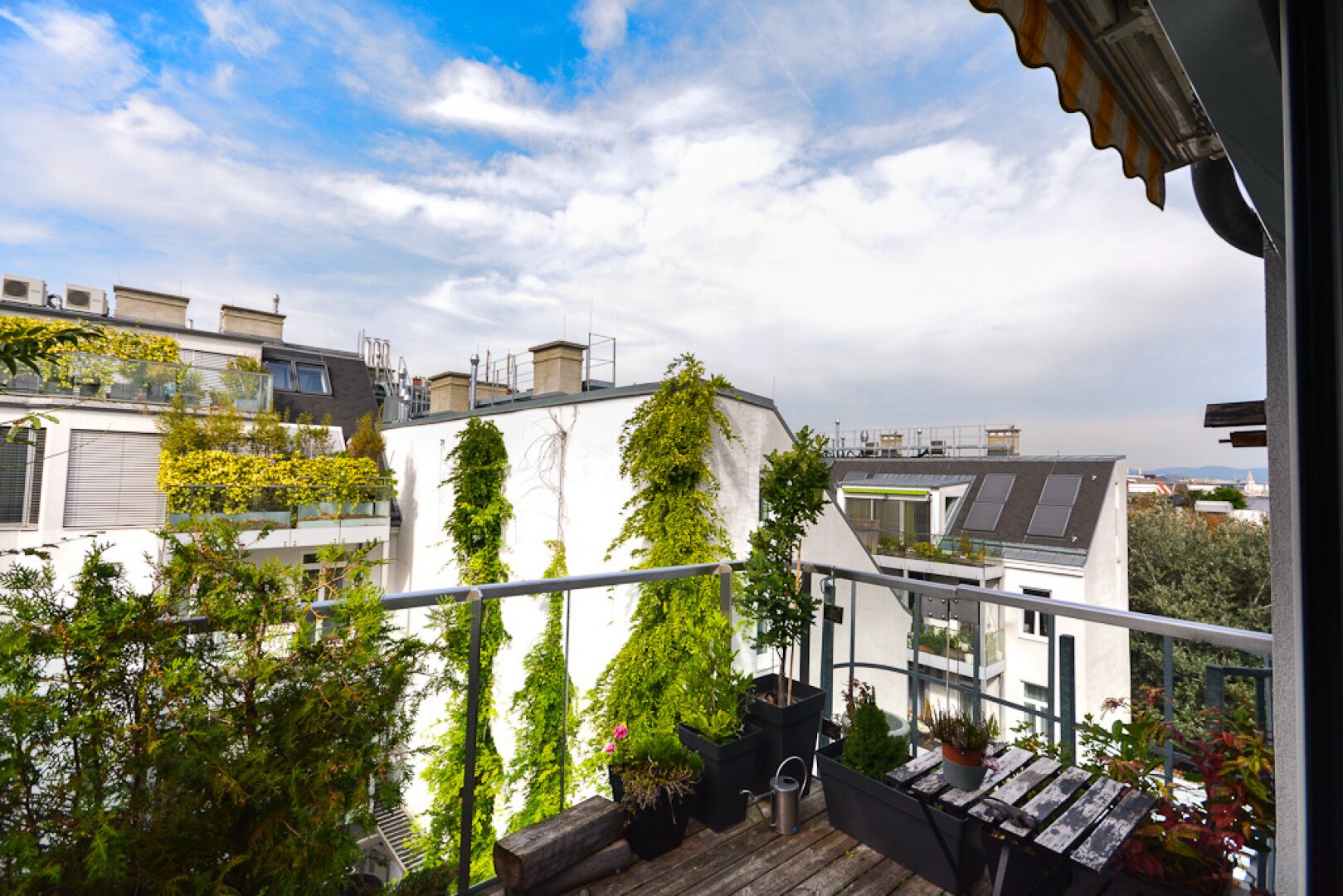 Rarität: Hochwertige 2 Zimmer Dachgeschoßwohnung mit Terrasse in Hofruhelage