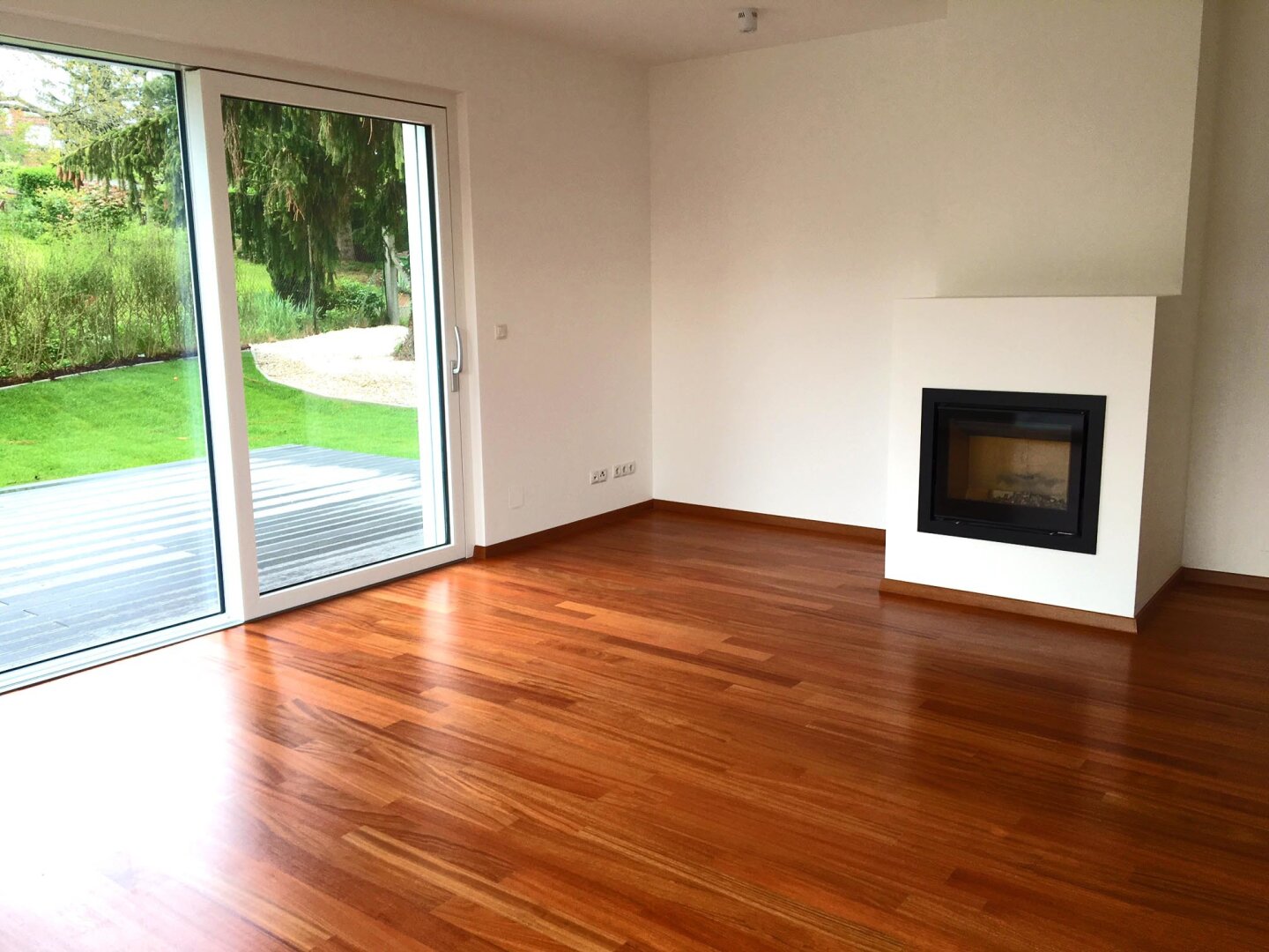 LICHTDURCHFLUTETES FREISTEHENDES HAUS AM HEUBERG MIT GARTEN UND FERNBLICK