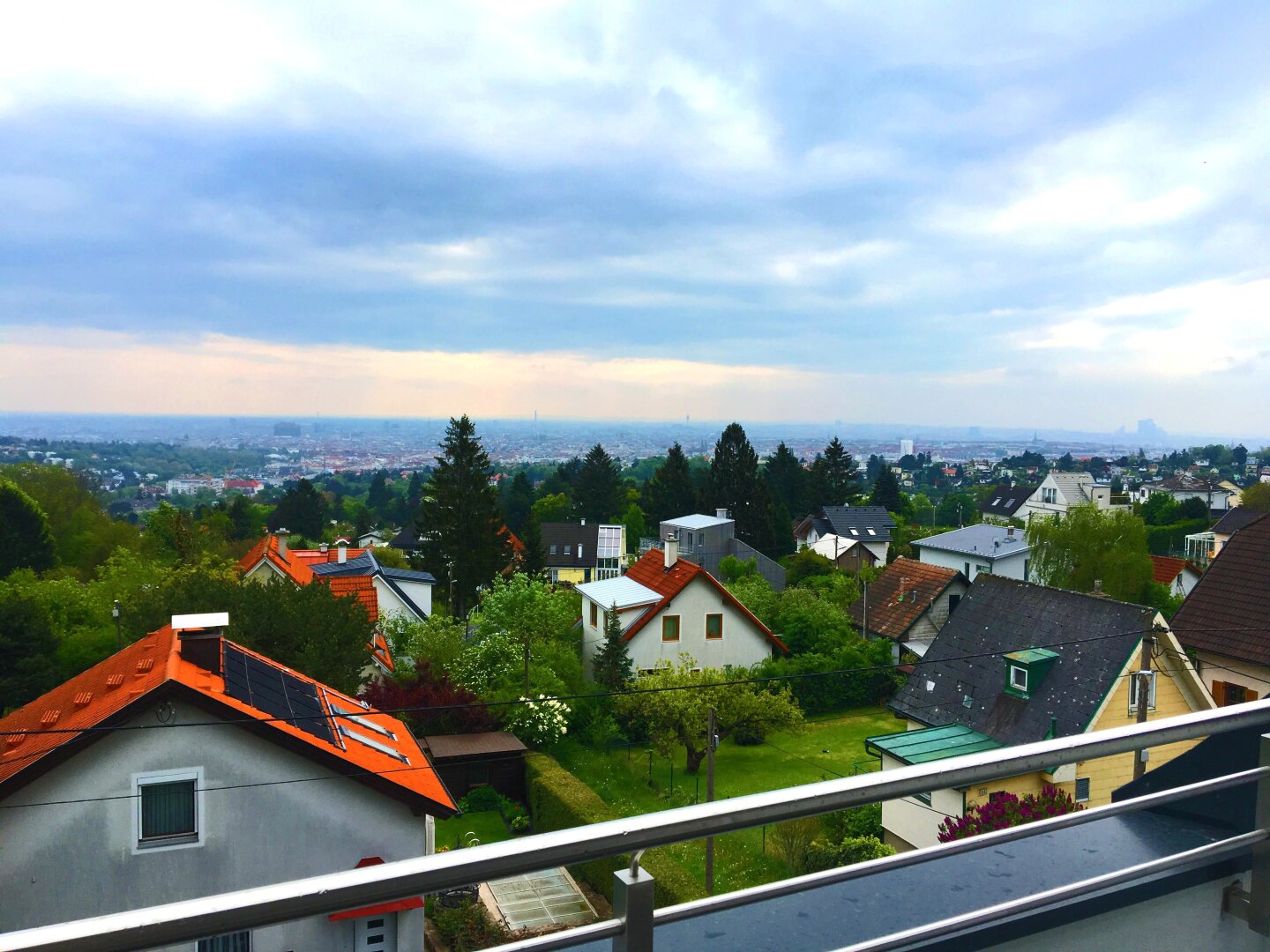 LICHTDURCHFLUTETES FREISTEHENDES HAUS AM HEUBERG MIT GARTEN UND FERNBLICK