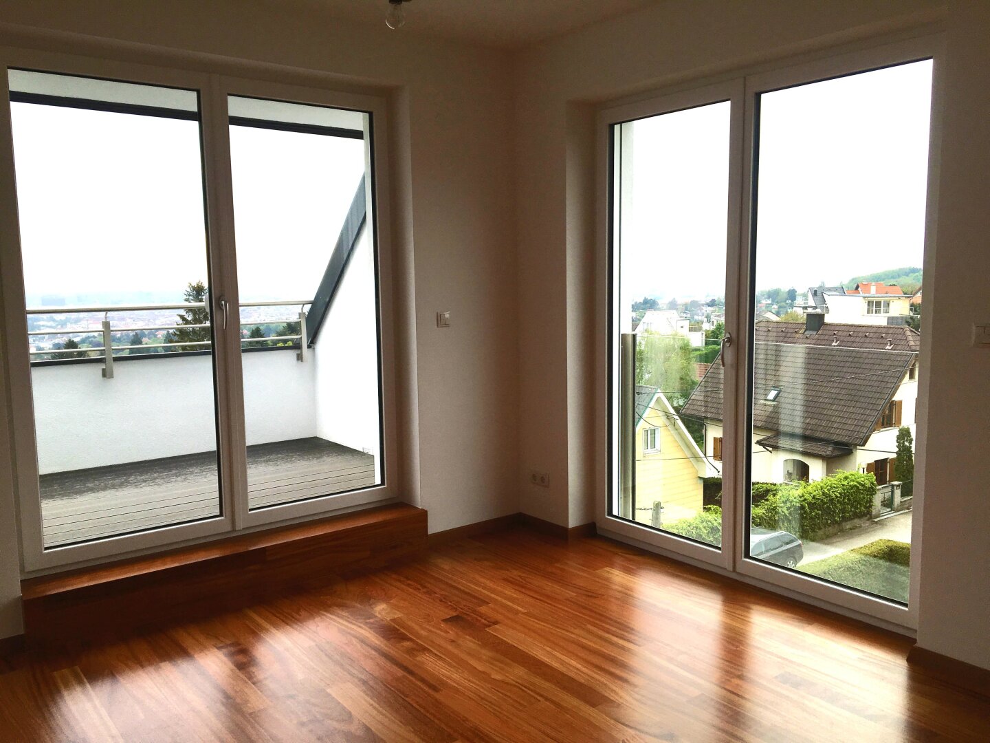 LICHTDURCHFLUTETES FREISTEHENDES HAUS AM HEUBERG MIT GARTEN UND FERNBLICK