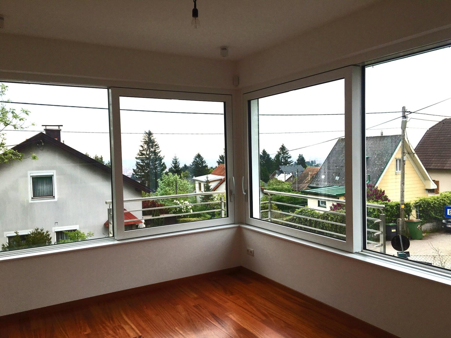 LICHTDURCHFLUTETES FREISTEHENDES HAUS AM HEUBERG MIT GARTEN UND FERNBLICK