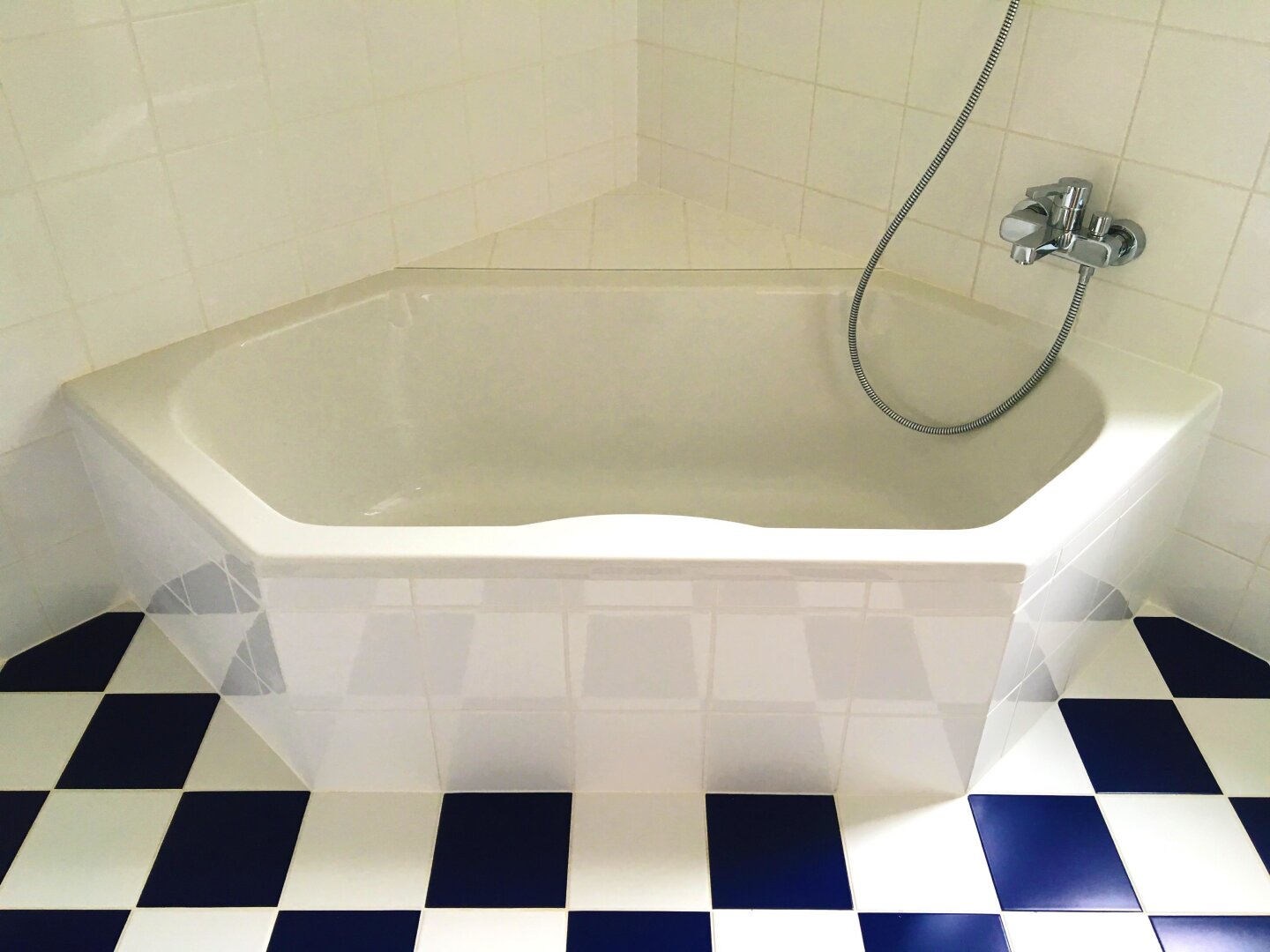 LICHTDURCHFLUTETES FREISTEHENDES HAUS AM HEUBERG MIT GARTEN UND FERNBLICK