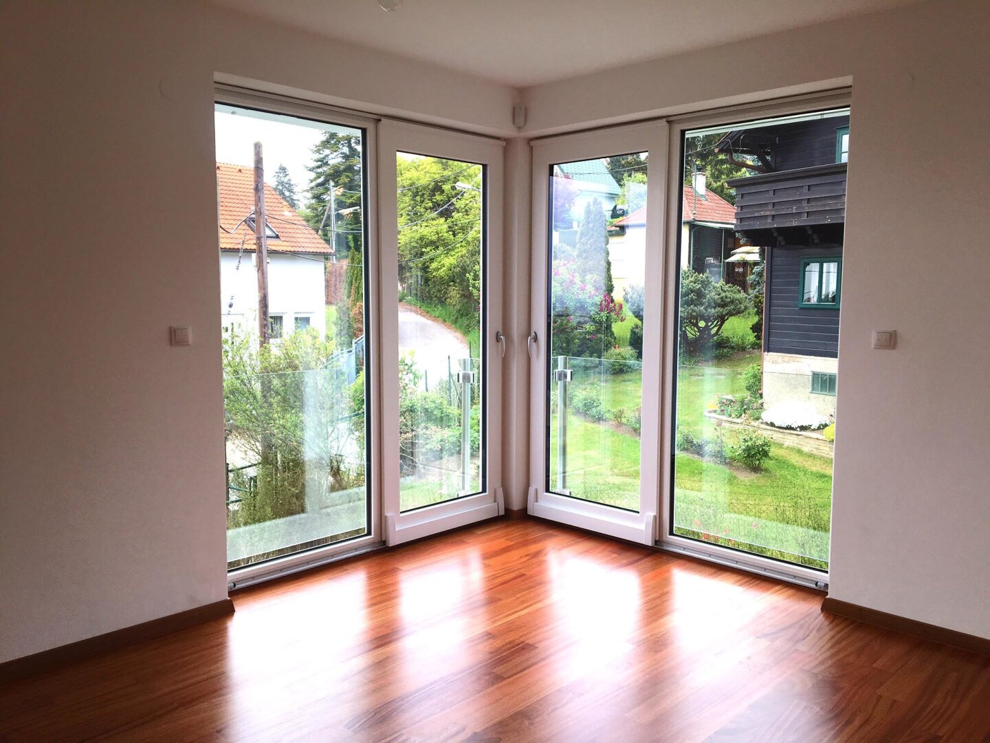 LICHTDURCHFLUTETES FREISTEHENDES HAUS AM HEUBERG MIT GARTEN UND FERNBLICK