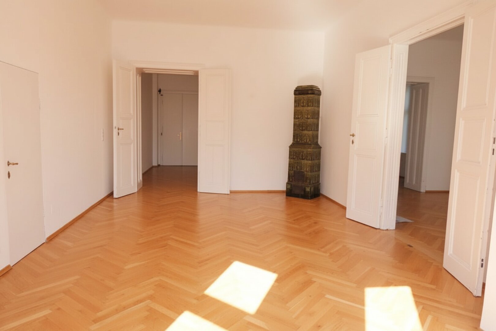 Wunderbare 3,5 Zimmer Balkon-Wohnung mit einzigartigem Altbauflair !!