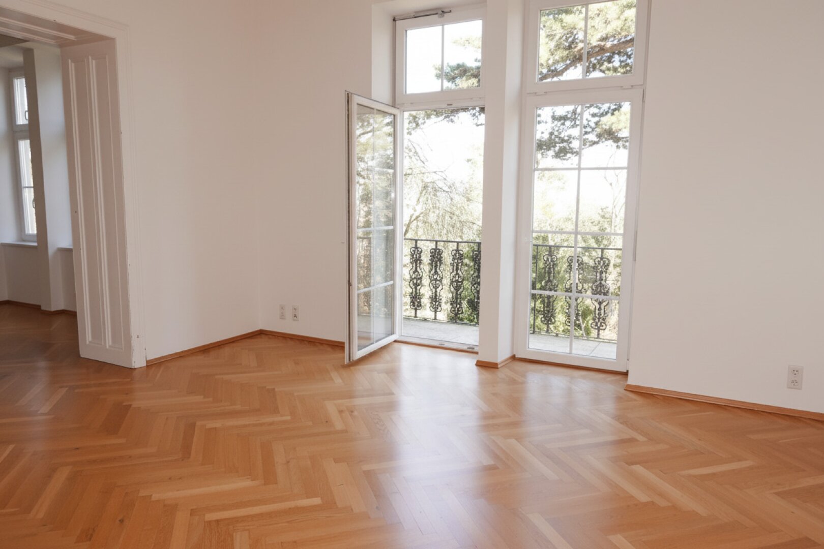 Wunderbare 3,5 Zimmer Balkon-Wohnung mit einzigartigem Altbauflair !!