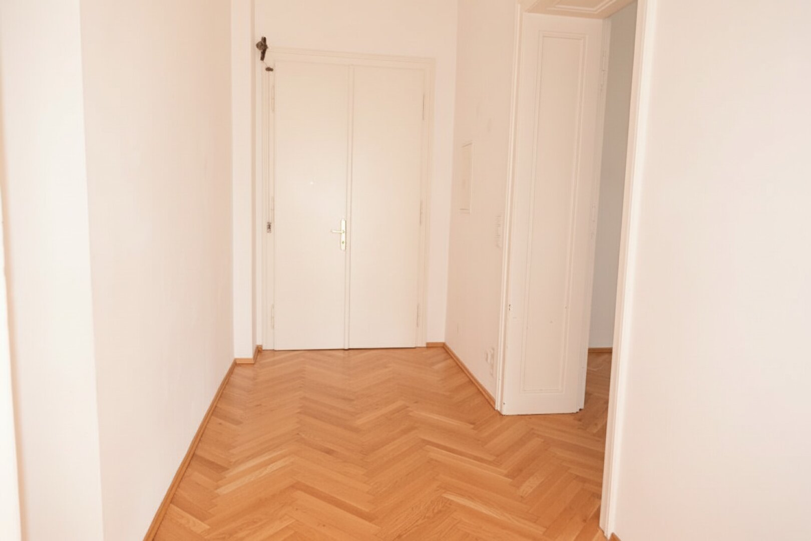 Wunderbare 3,5 Zimmer Balkon-Wohnung mit einzigartigem Altbauflair !!