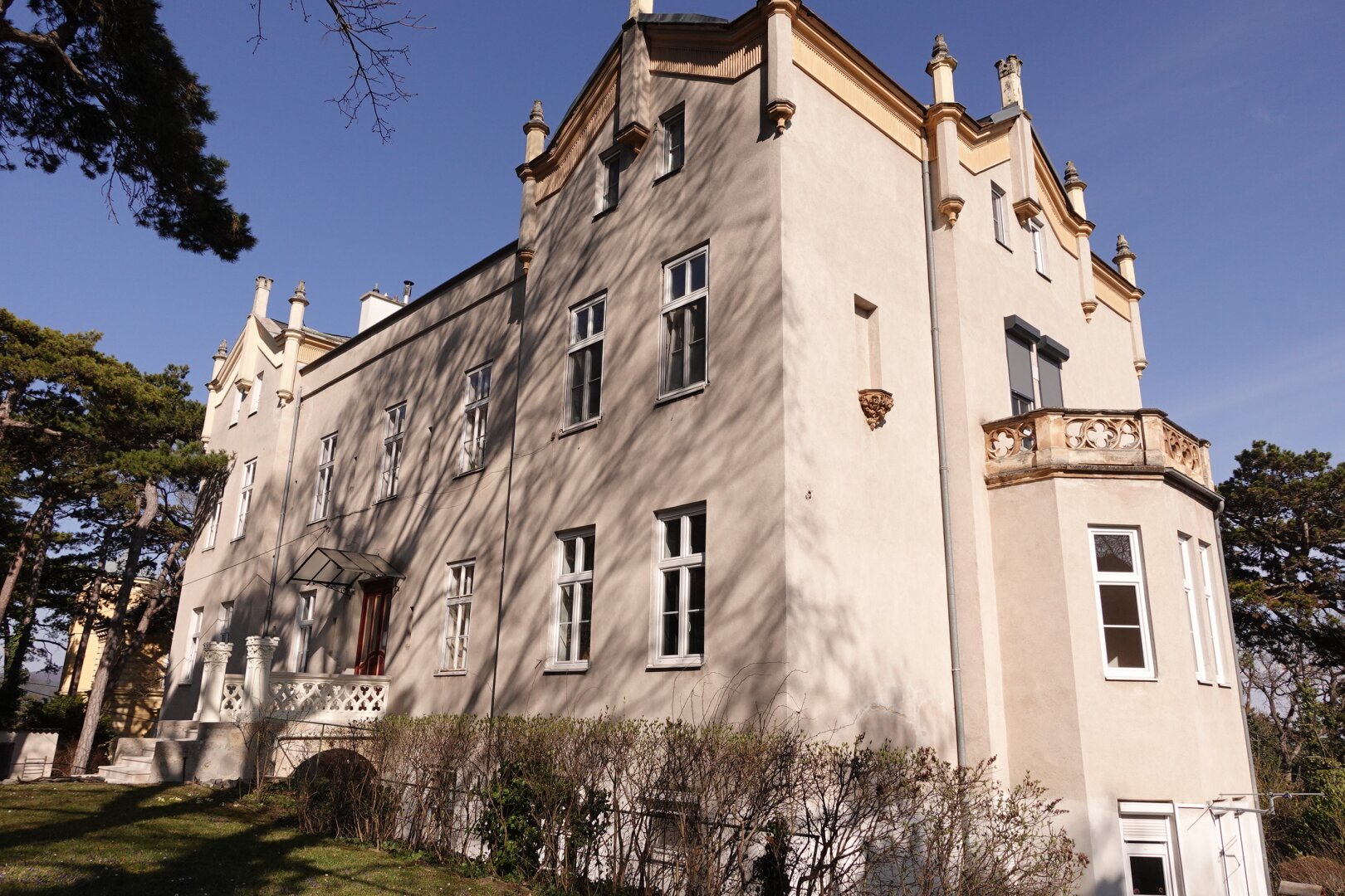 Wunderbare 3,5 Zimmer Balkon-Wohnung mit einzigartigem Altbauflair !!