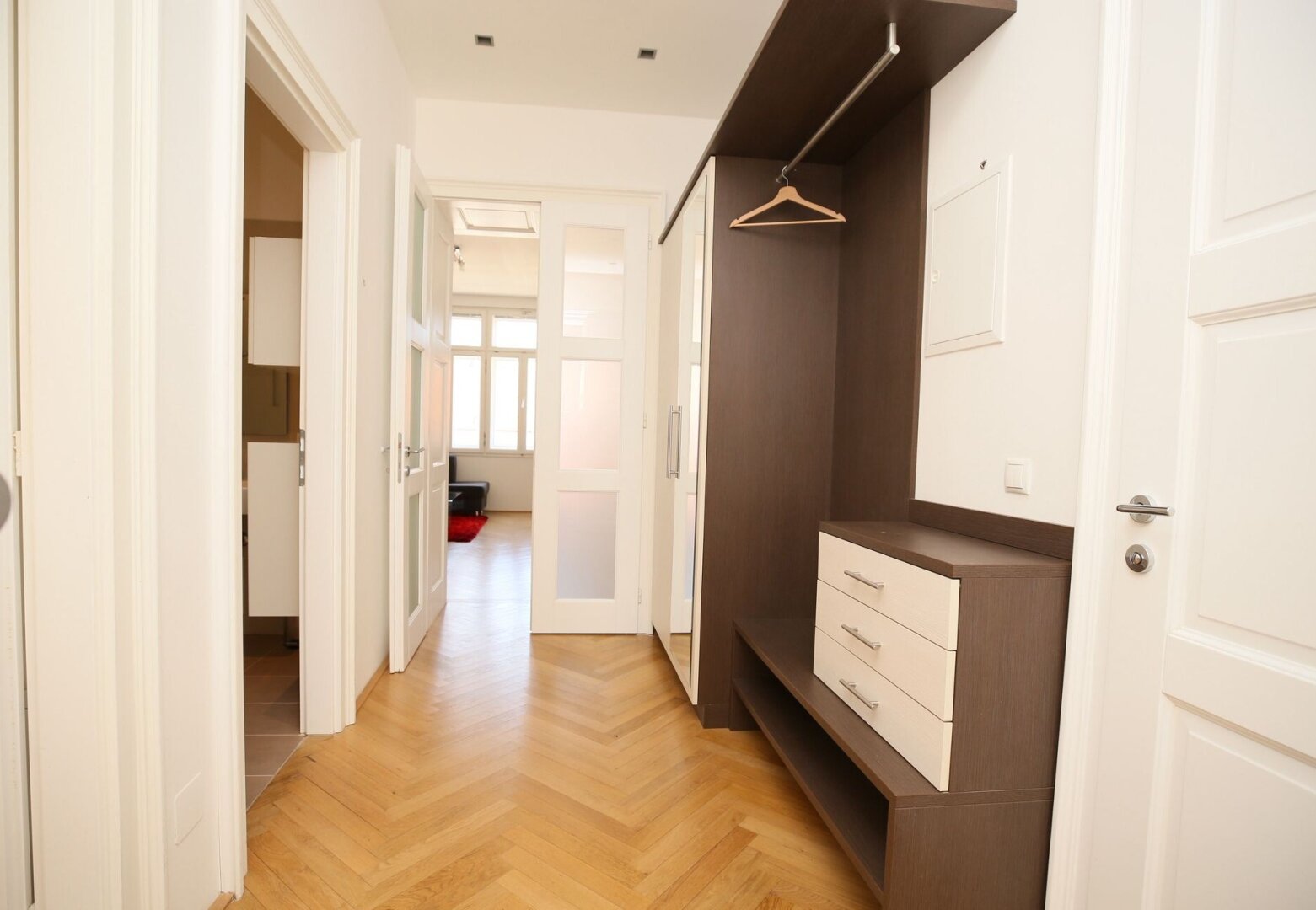 Hochwertigst sanierte und voll möblierte 2-Zimmer Altbauwohnung in der Alsegger Straße - Gersthof