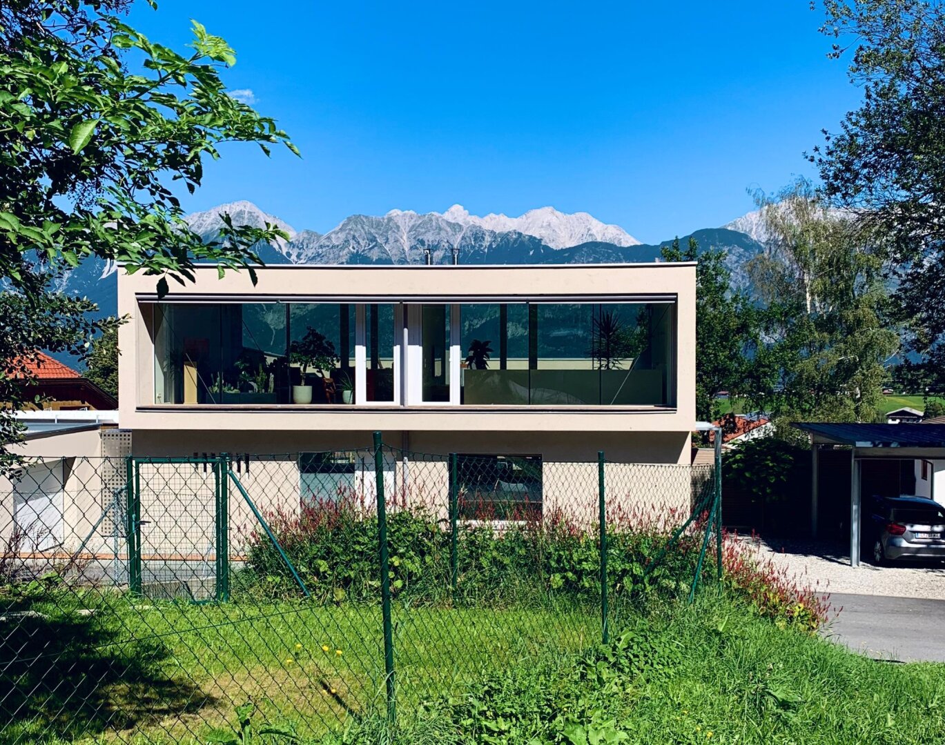 Architektonische Doppelhaushälfte in Rinn – Panoramablick auf die Nordkette